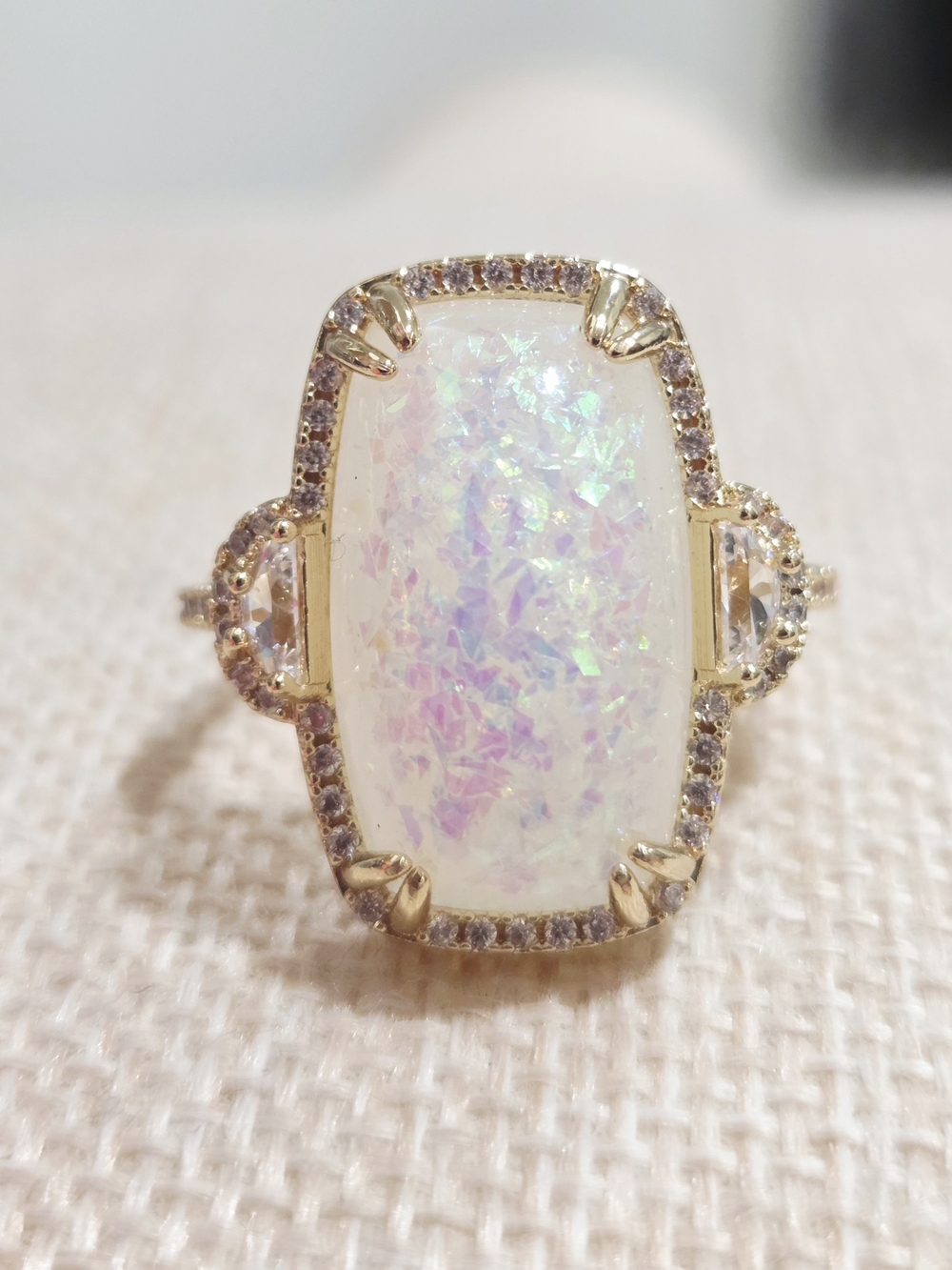 18ct Gold Statement Ring with Iridescent White Stone~size 10.5